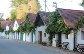 Ulička s vinnými sklepy v Hadres, © Weinviertel Tourismus/Krönigsberger