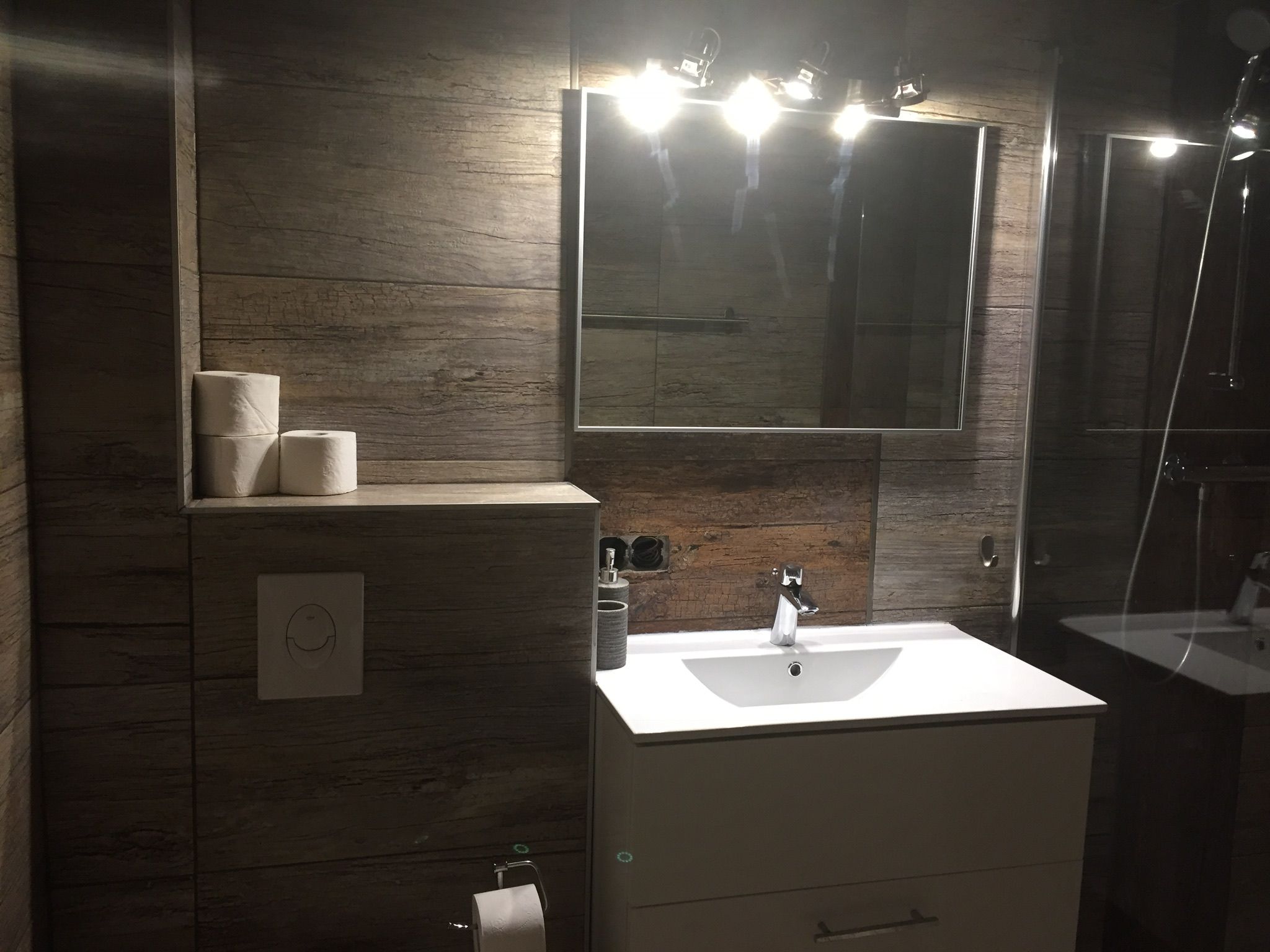 Hippo Campus, koupelna