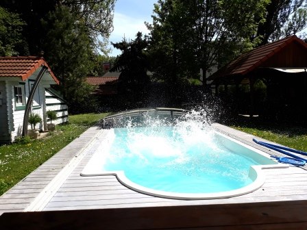 Baz&eacute;n, &copy; bed and pool