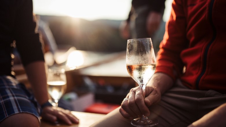Ahoy Wachau with wine glass, © Michael Reichl