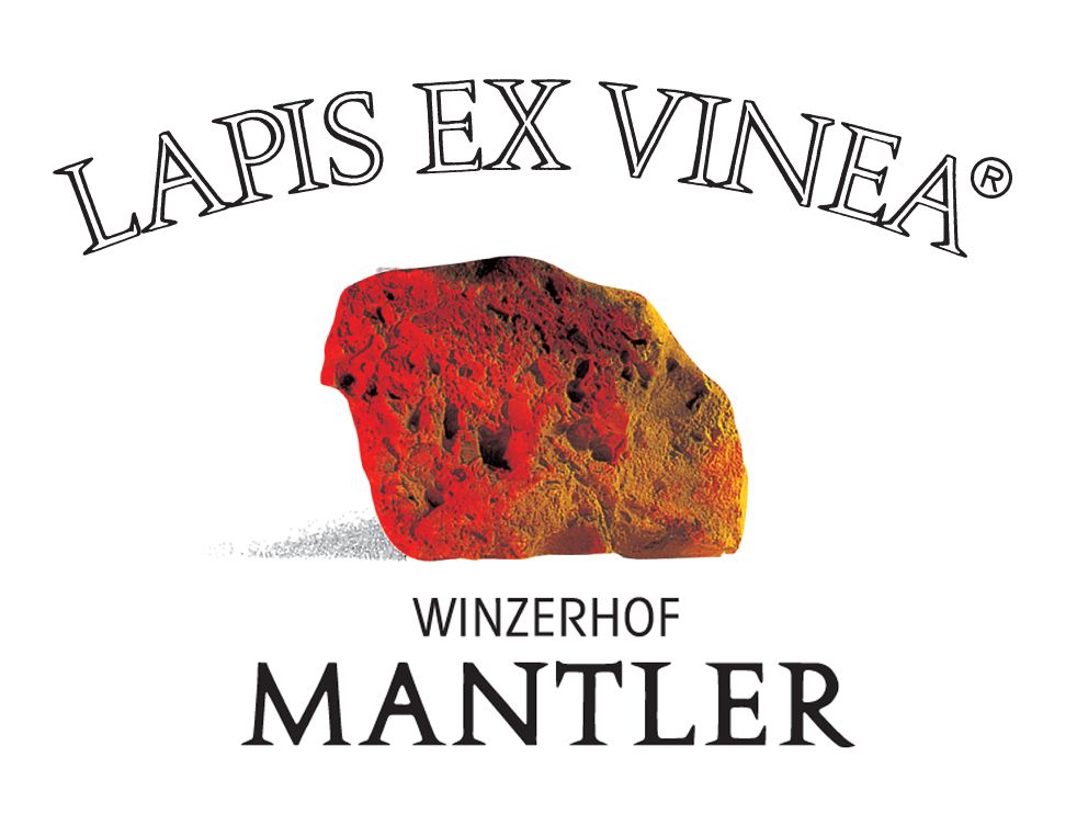 Logo společnosti Winzerhof Mantler s červeným kamenem a nápisem "Lapis Ex Vinea".