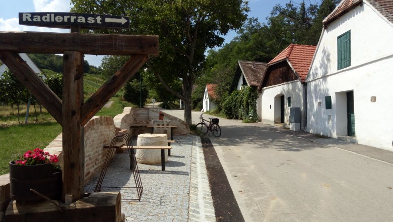 Radlerrast in Mailberg, © Weinstraße Weinviertel