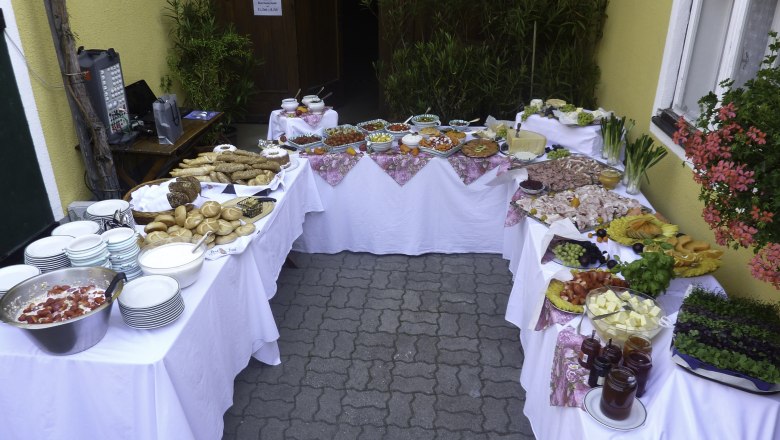 Cold Heurigen buffet, © Studeny