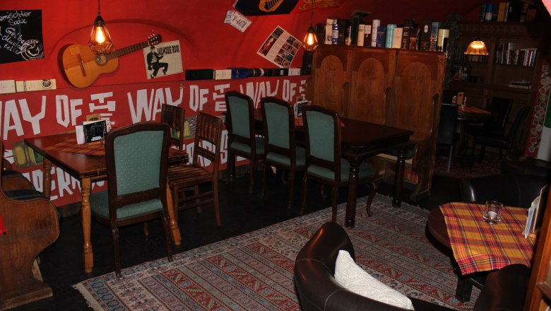 Uzavřen&yacute; koutek v zadn&iacute; č&aacute;sti lok&aacute;lu, &copy; Mary&acute;s Scottish Coffeepub