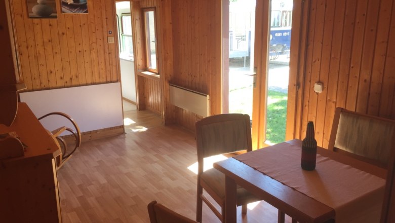 Tastefully decorated parlor in the 100-year-old baggage car, © M. Schorn