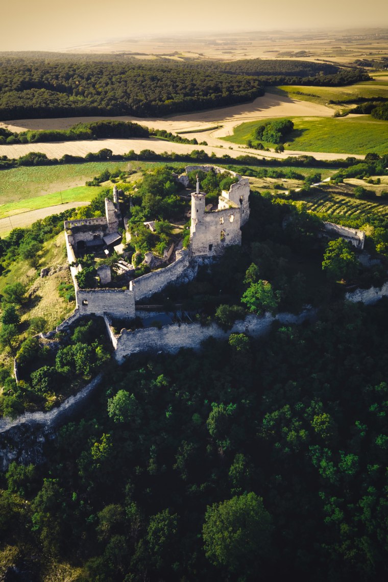 Zřícenina hradu Falkenstein se tyčí na vápencové skále., © Niederösterreich Werbung/Maximilian Pawlikowsky