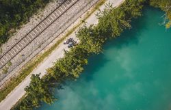 Zwei Radfahrende am Erlauftalradweg zwischen Erlauf und Bahntrasse