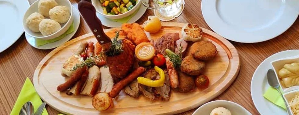 Nádobí na dřevěném prkénku s nožem 