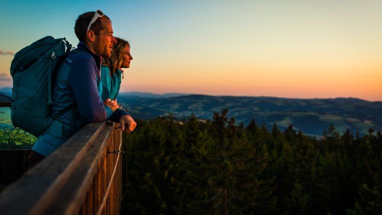 Sonnenaufgang auf der Aussichtswarte am Hutwisch, © Wiener Alpen/Martin Fülöp