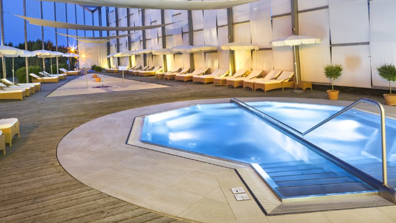 Zastřešená terasa s lehátky v Therme Laa Hotel &amp; Spa, © Therme Laa