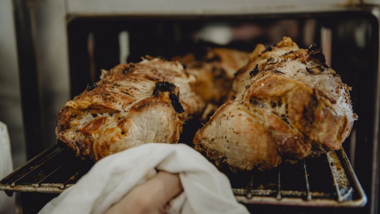 Pork roast straight from the oven, &copy; Nieder&ouml;sterreich Werbung/Rita Newman