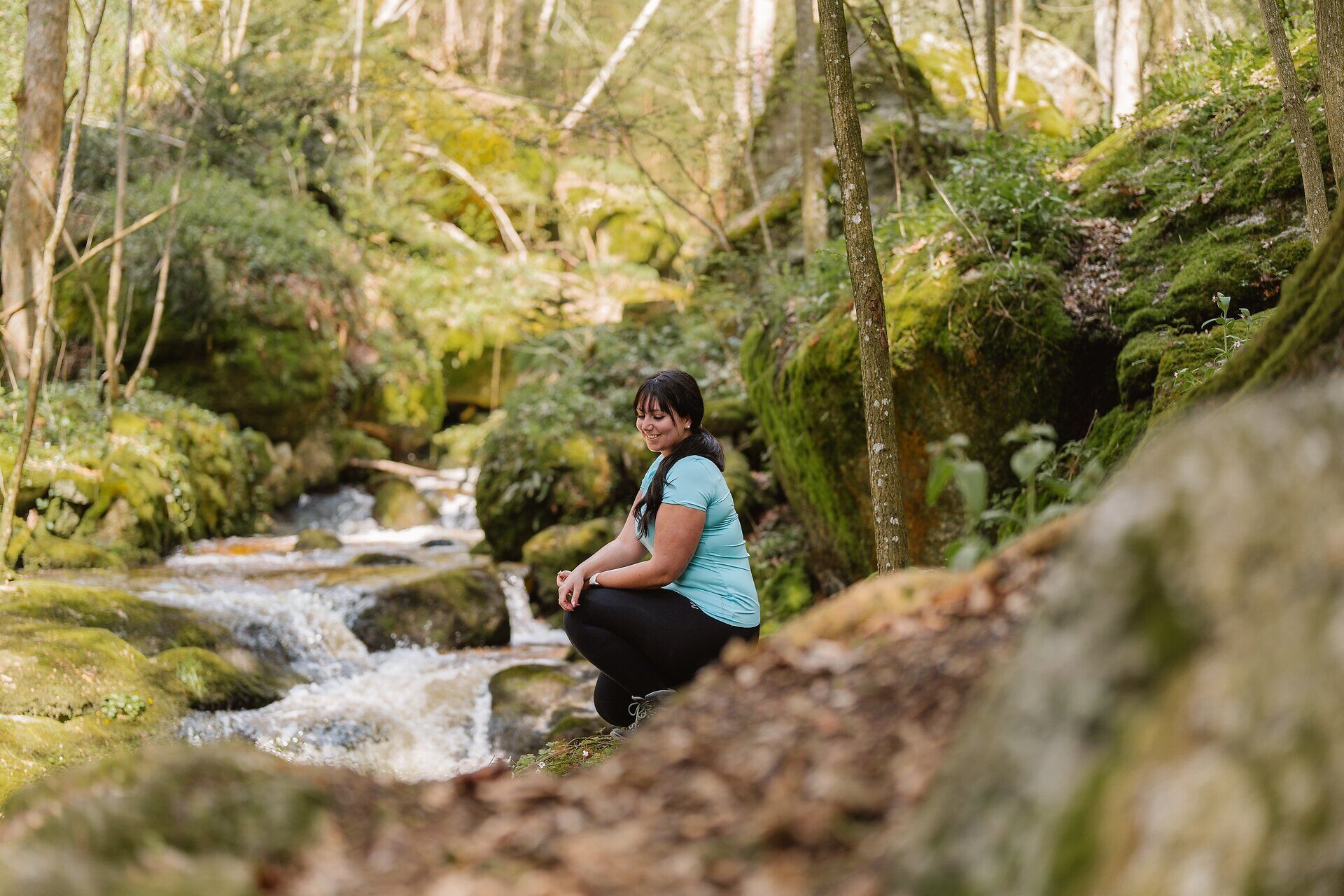 V idylické soutěsce Ysperklamm objímá turisty příroda s jemnými zvuky vlnící se vody a vůní čerstvého mechu. Bujná vegetace a členité skály vytvářejí harmonickou kulisu, která vybízí k posezení a odpočinku.