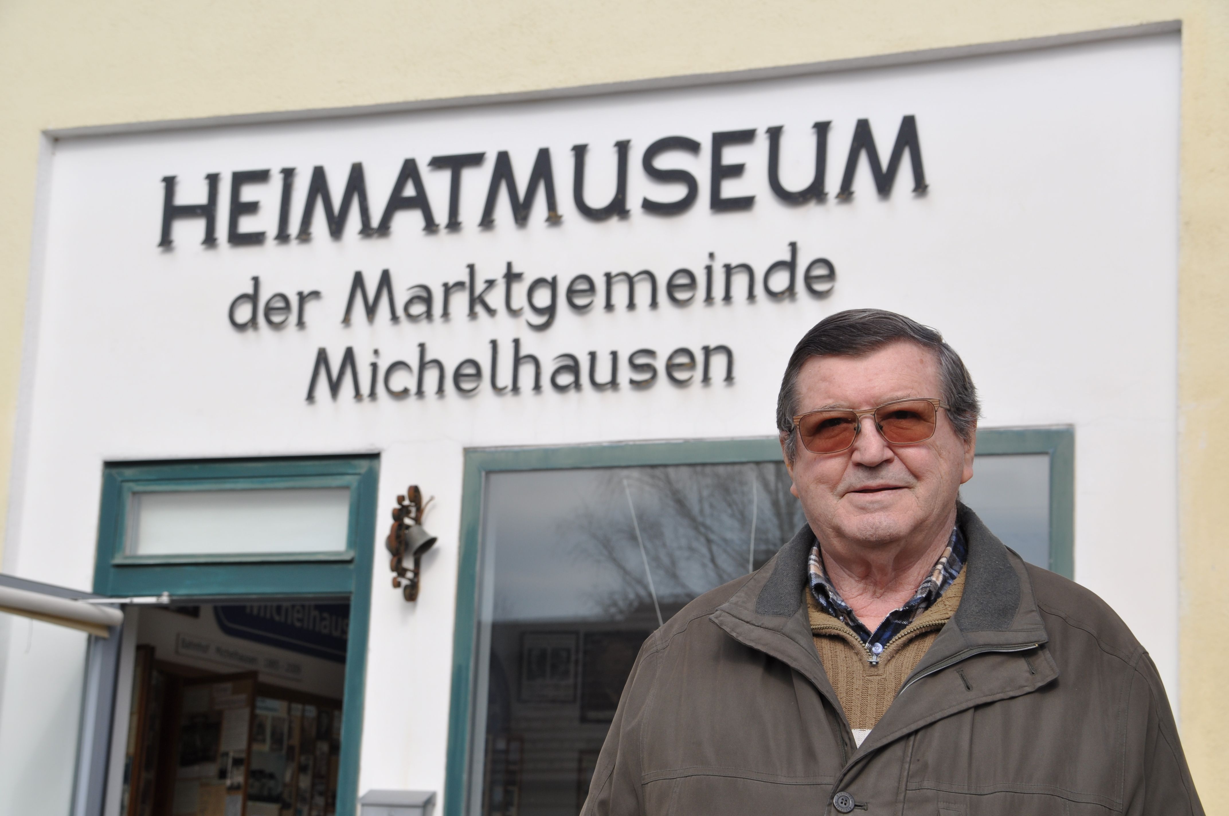 Pan Zachhalmel před vlastivědným muzeem tržního města Michelhausen