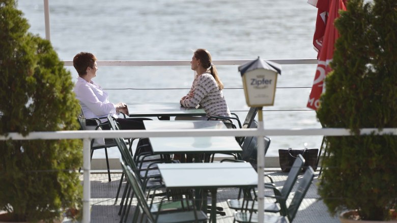 Ship cafe Struden, &copy; Steve Haider