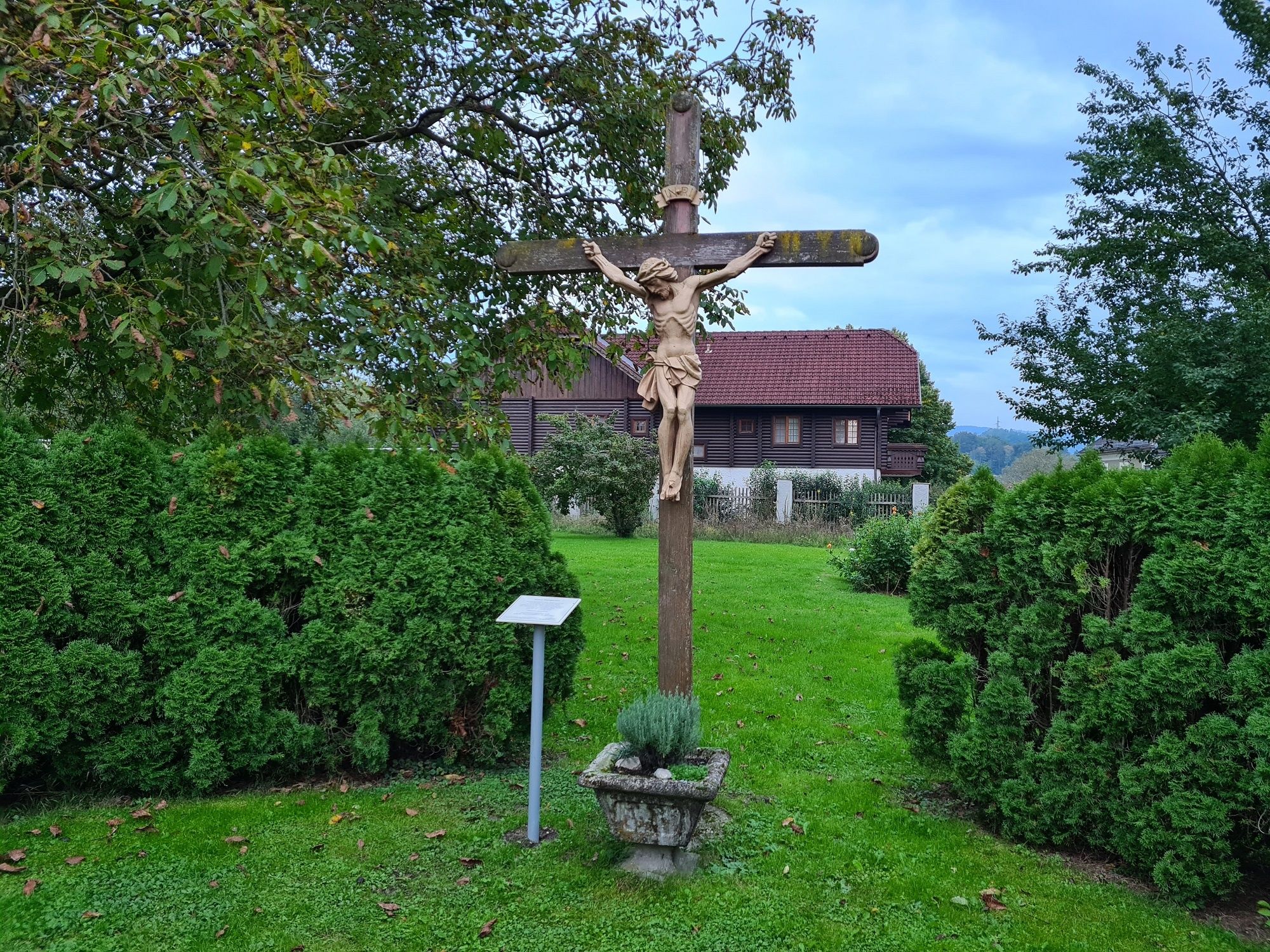 Kříž ve farní zahradě