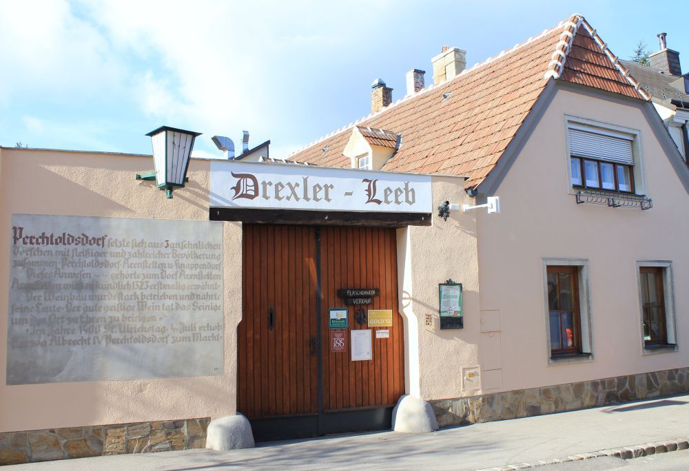 Tradiční budova s nápisem "Drexler-Leeb" a dřevěnými vraty.