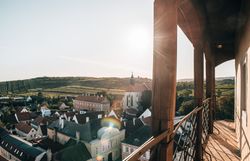 Die sanften Hügel des Weinviertels erstrahlen im warmen Licht des Herbstes, während die Weinreben in leuchtenden Farben leuchten. Ein malerischer Blick auf die charmanten Häuser und die umgebende Landschaft lädt dazu ein, die Ruhe und Schönheit dieser Region zu genießen.