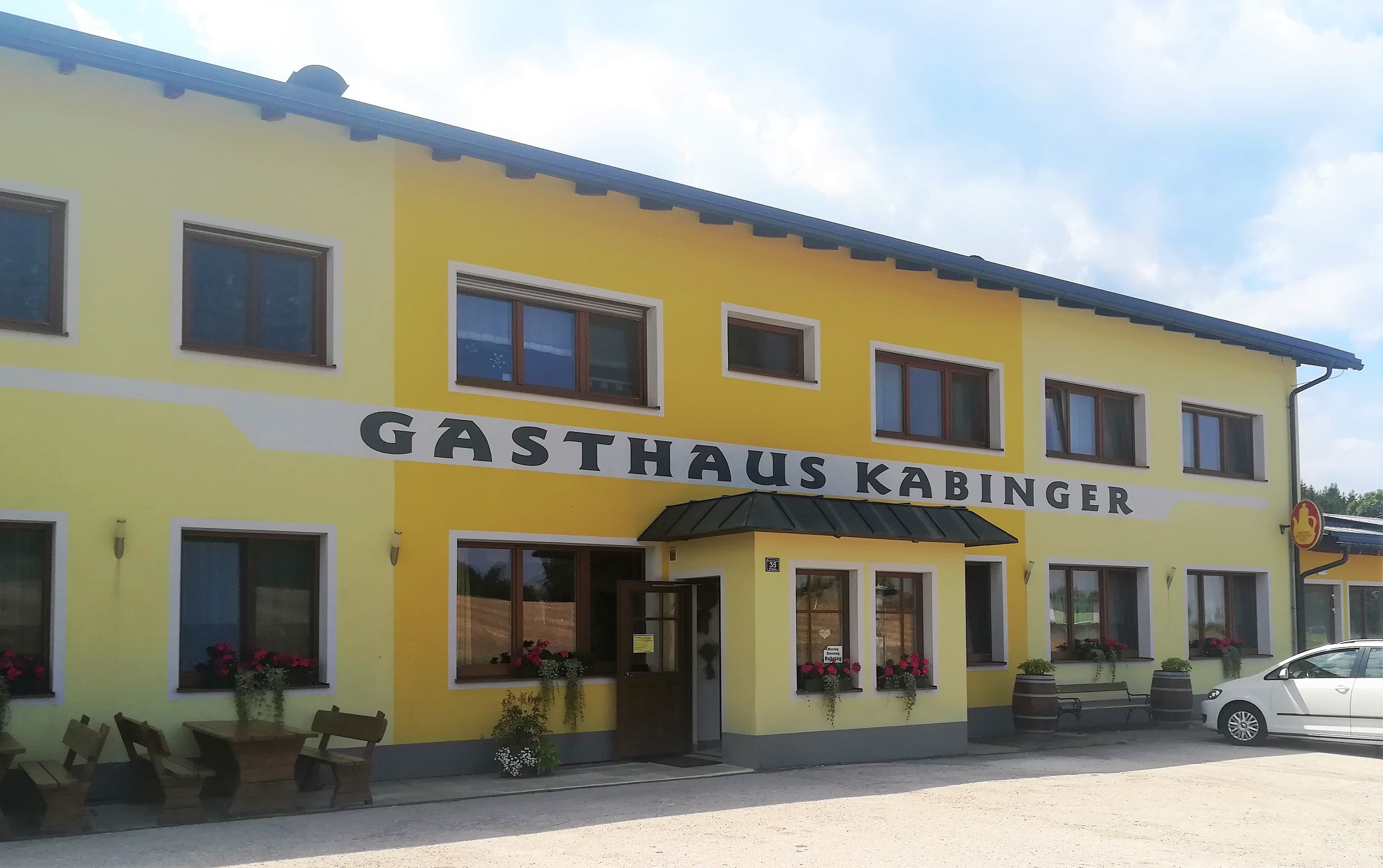 Žlutá budova s nápisem "Gasthaus Kabinger".