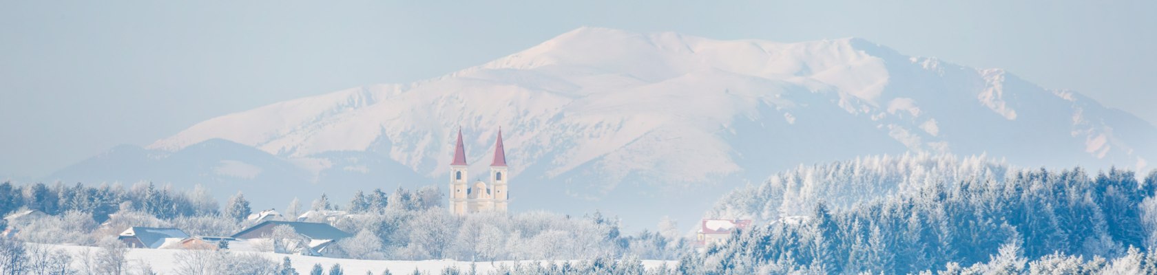 Poutnický kostel Maria Schnee v zimě, v pozadí Schneeberg, © Wiener Alpen/Franz Zwickl