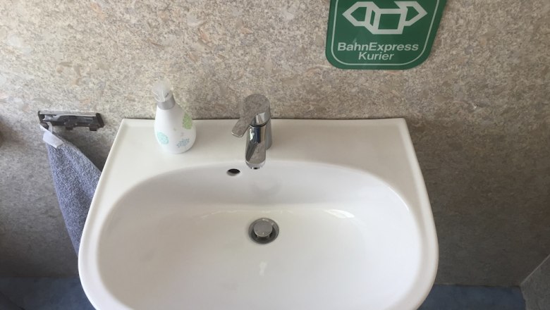 Washing facilities in the toilet of the 100-year-old baggage car, &copy; M. Schorn