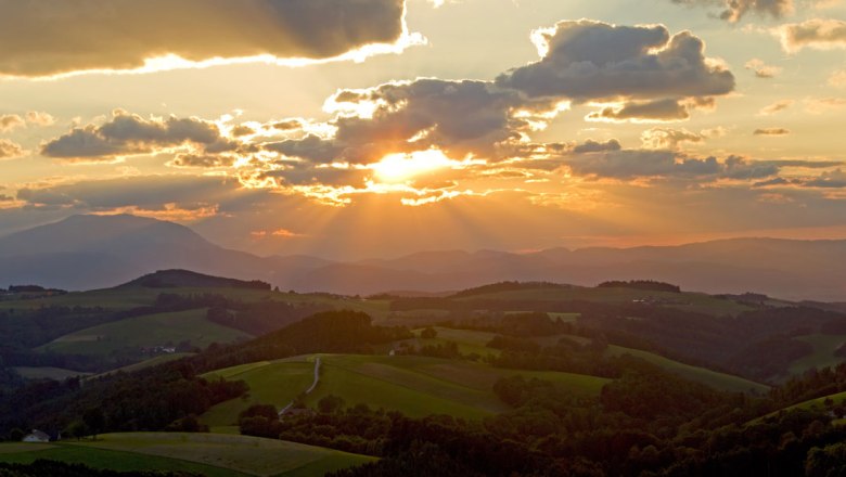 Západ slunce nad kopci Bucklige Welt, © Wiener Alpen in Niederösterreich/Franz Zwickl