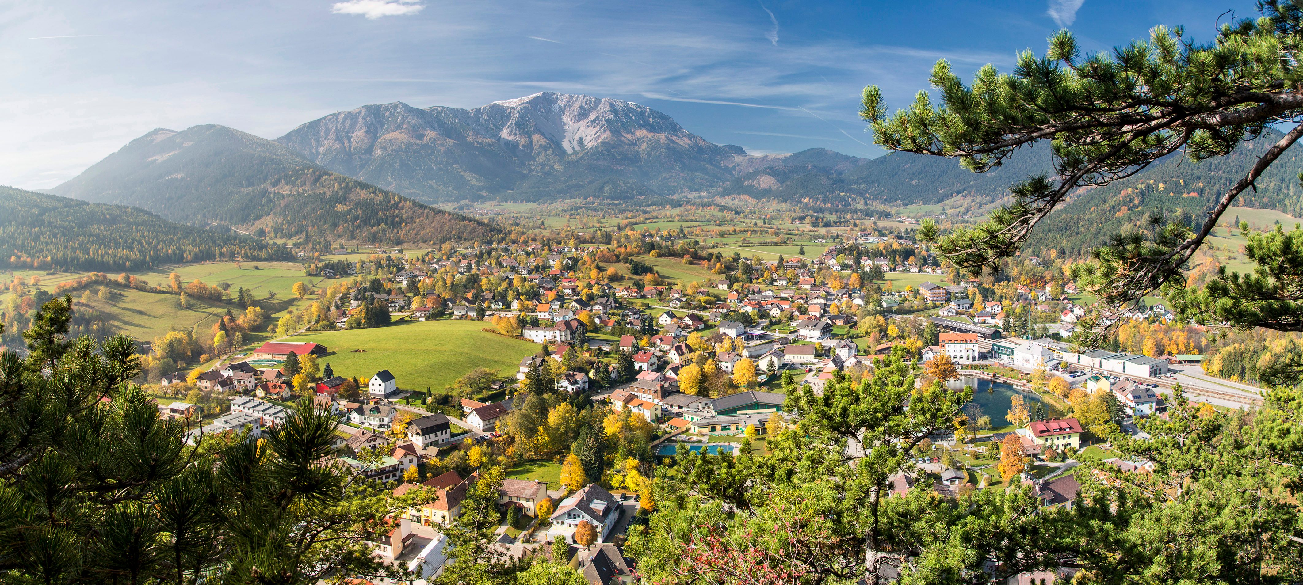 Panoramatický výhled na Puchberg am Schneeberg s okolními horami a podzimní krajinou.
