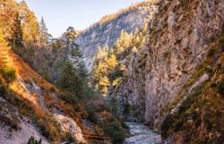 Die goldenen Farben des Herbstes umrahmen die majestätischen Felsen und die sanft plätschernden Gewässer, die durch die Schluchten fließen. Hier, inmitten der unberührten Natur, entfaltet sich eine friedliche Stille, die zum Verweilen und Entspannen einlädt. Ein wahres Paradies für Naturliebhaber und Wanderfreunde.