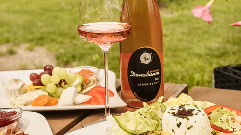 Venkovn&iacute; stůl s v&iacute;nem, sal&aacute;tem a s&yacute;rov&yacute;m tal&iacute;řem ve vin&aacute;rně Strawanzer