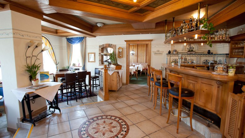 &Uacute;tuln&yacute; hotelov&yacute; bar s dřevěn&yacute;m n&aacute;bytkem a dekorativn&iacute; dlažbou.