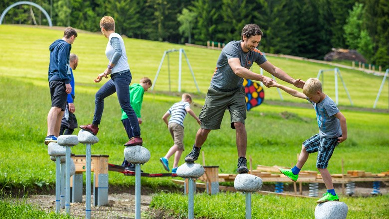 Gemeinsam Kraxeln, Hüpfen & Balancieren auf 24 Stationen im Motorikpark, © Wexl Arena St. Corona am Wechsel