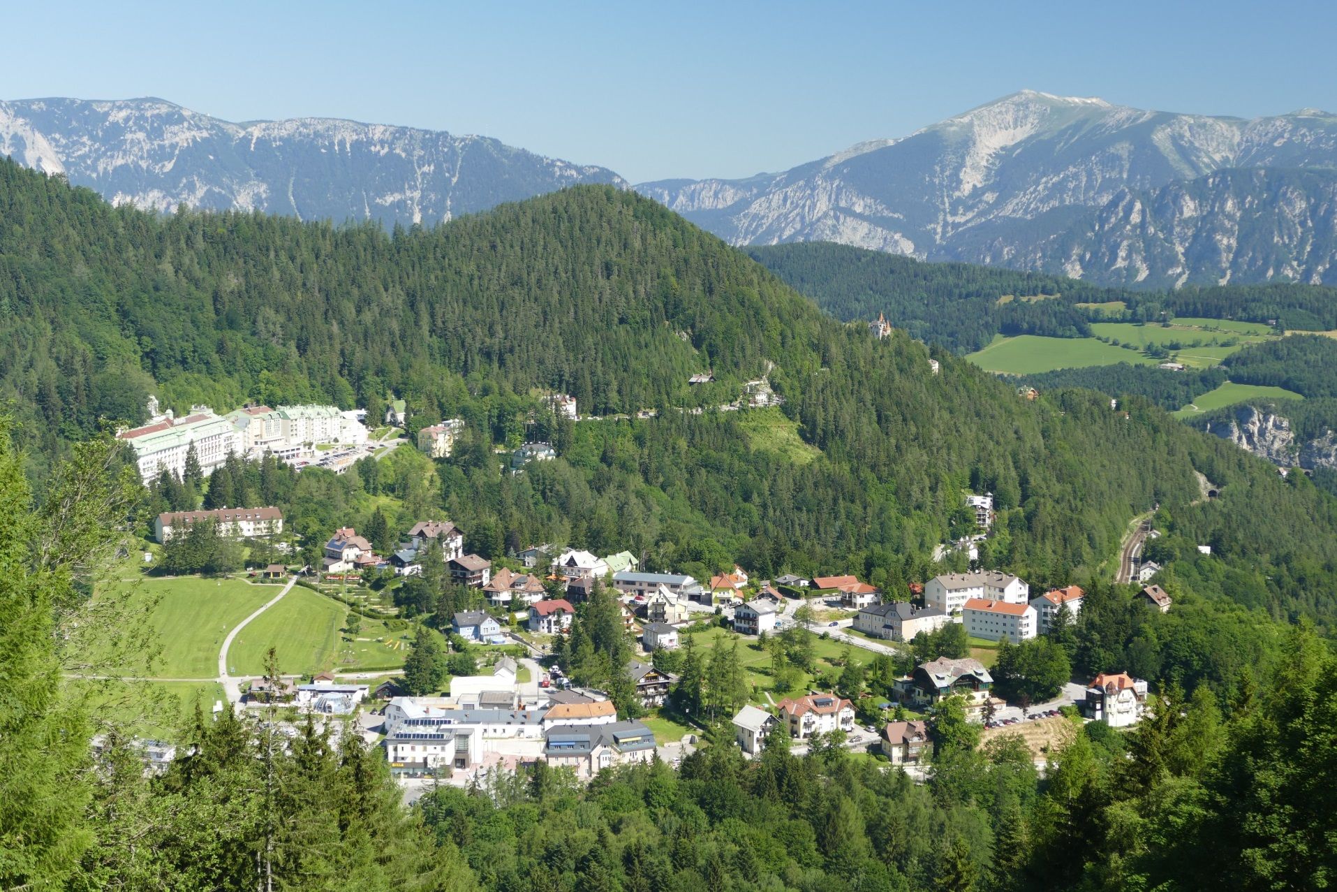 Panoramatický výhled na Semmering s horami a lesy.