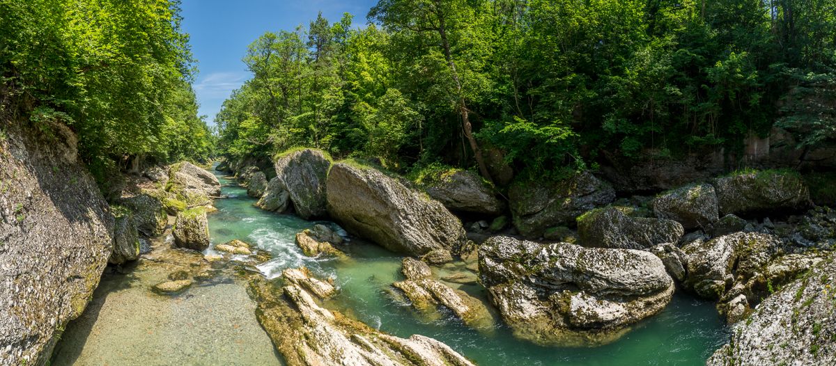 Panoramatický výhled na rokli Erlauf s tyrkysově zbarvenou řekou a velkými skalami, obklopenou hustým lesem.