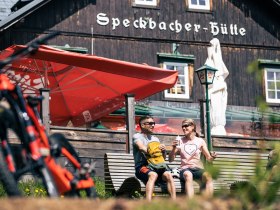Mountainbiker vor der Speckbacherhütte, © Wiener Alpen in Niederösterreich