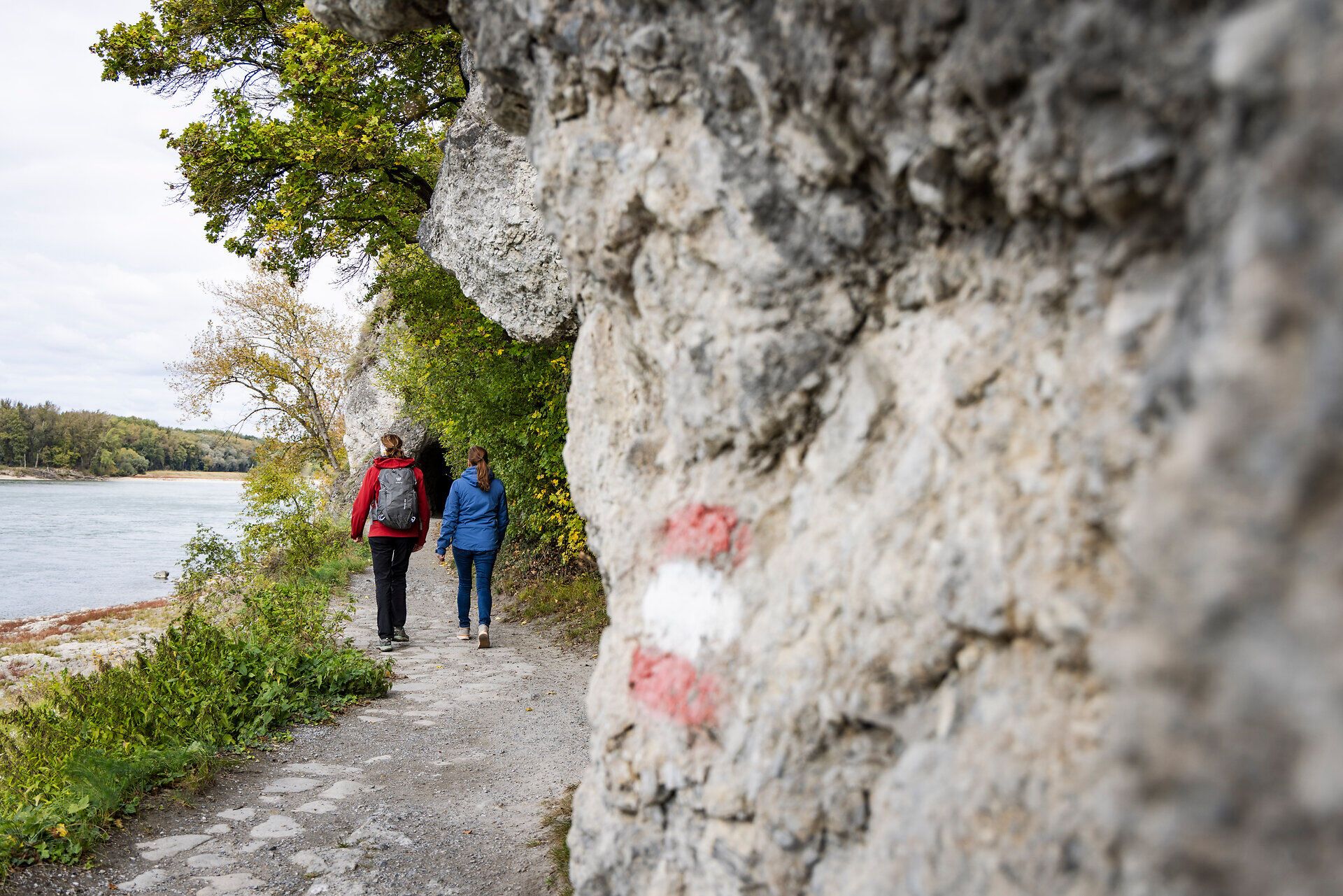 Dvě ženy na turistické stezce u Dunaje. 