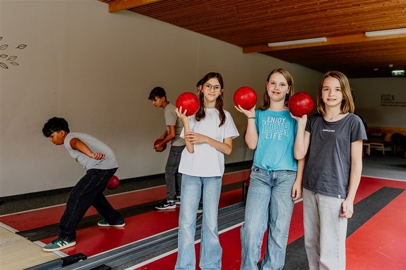 Děti hrající kuželky v hotelu.