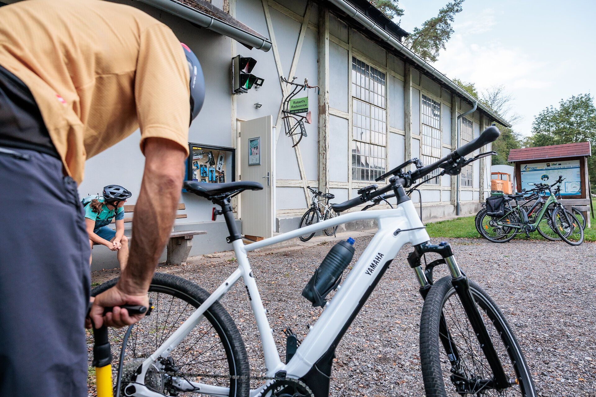 V idylickém prostředí Cyklostezky Thayarunde se cyklisté připravují na nezapomenutelné dobrodružství. Čerstvý vzduch a zvlněné kopce vybízejí k objevování krás přírody a odpočinku. Zde je každé šlápnutí do pedálů potěšením pro tělo i duši.