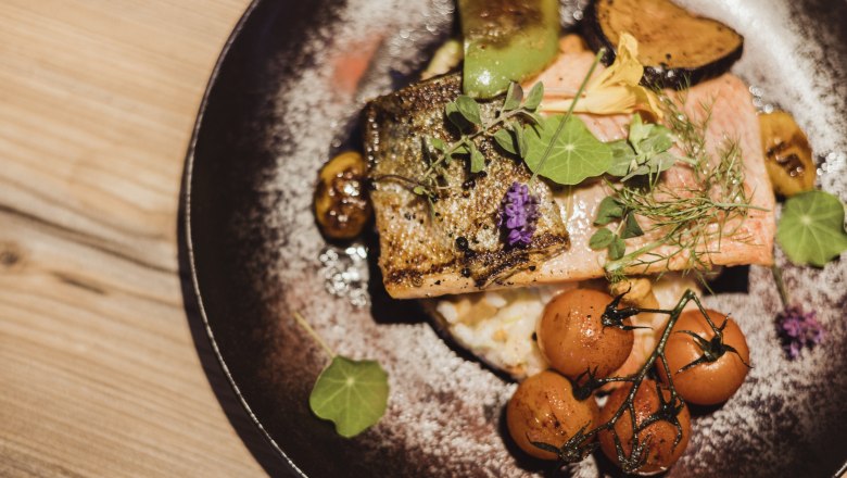 Filet z lososa na &scaron;kvarkov&eacute;m rizotu se zeleninou, &copy; Nieder&ouml;sterreich Werbung/David Schreiber