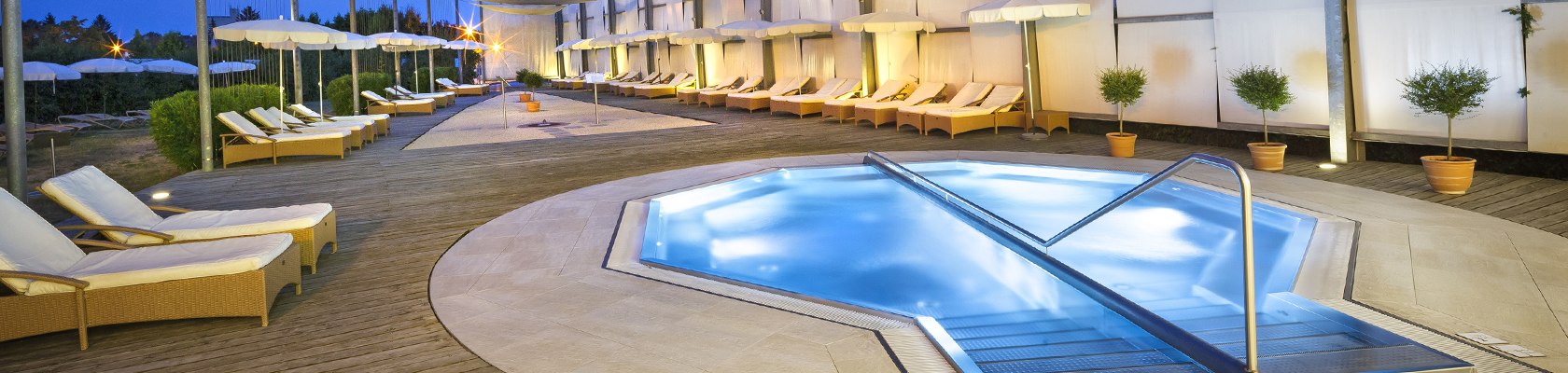 Zastřešená terasa s lehátky v Therme Laa Hotel &amp; Spa, © Therme Laa