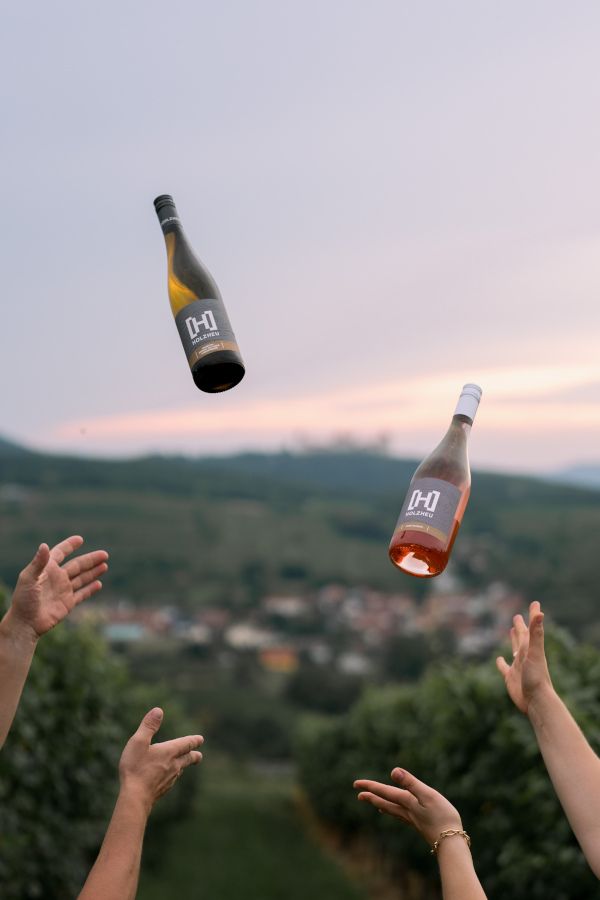 Láhve vyhozené do vzduchu