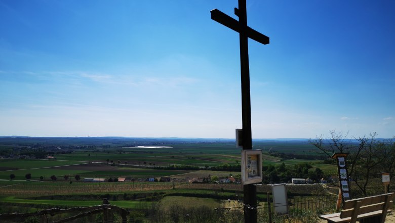 Freedom cross with a wonderful distant view, © Weinstraße Weinviertel