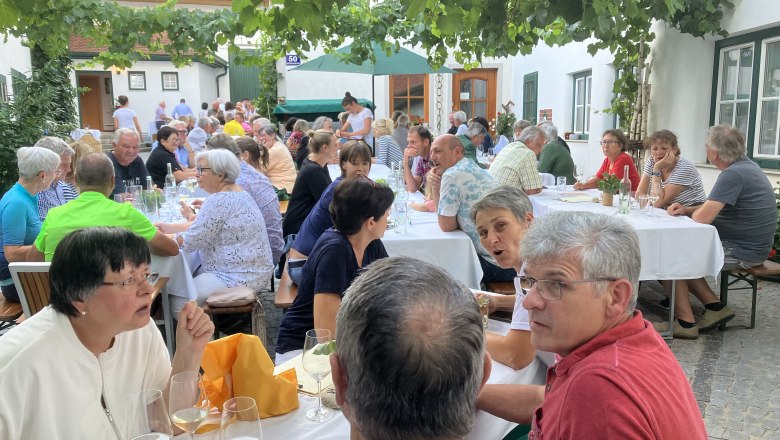 Unterhaltsame Stimmung im Winzerhof der Familie Ruttenstock, © Weingut Ruttenstock