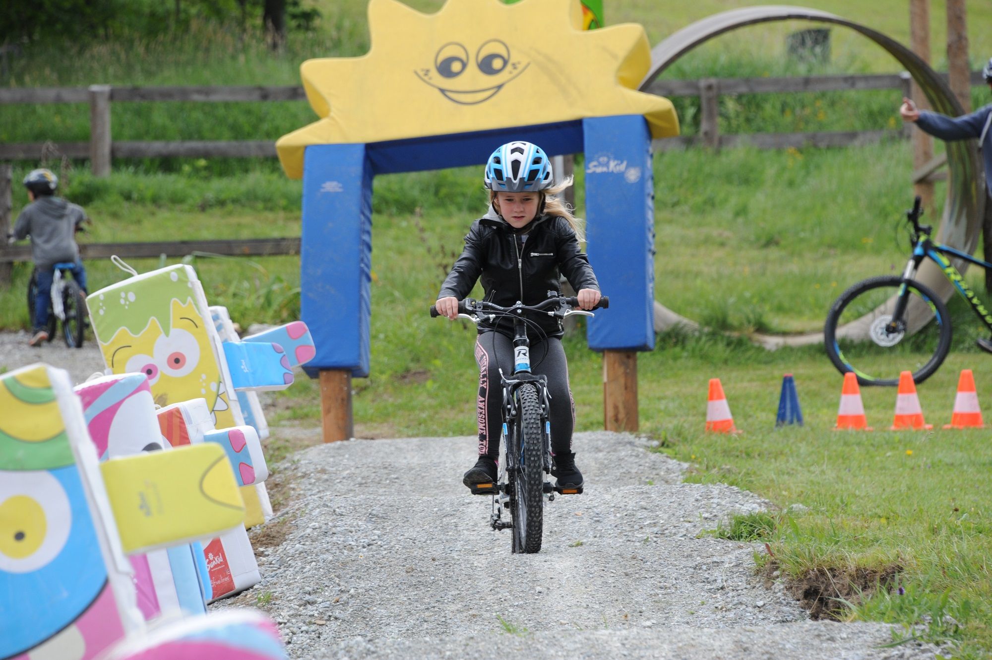 Dítě jedoucí na kole v Leopark-Fun Bikepark Semmering.