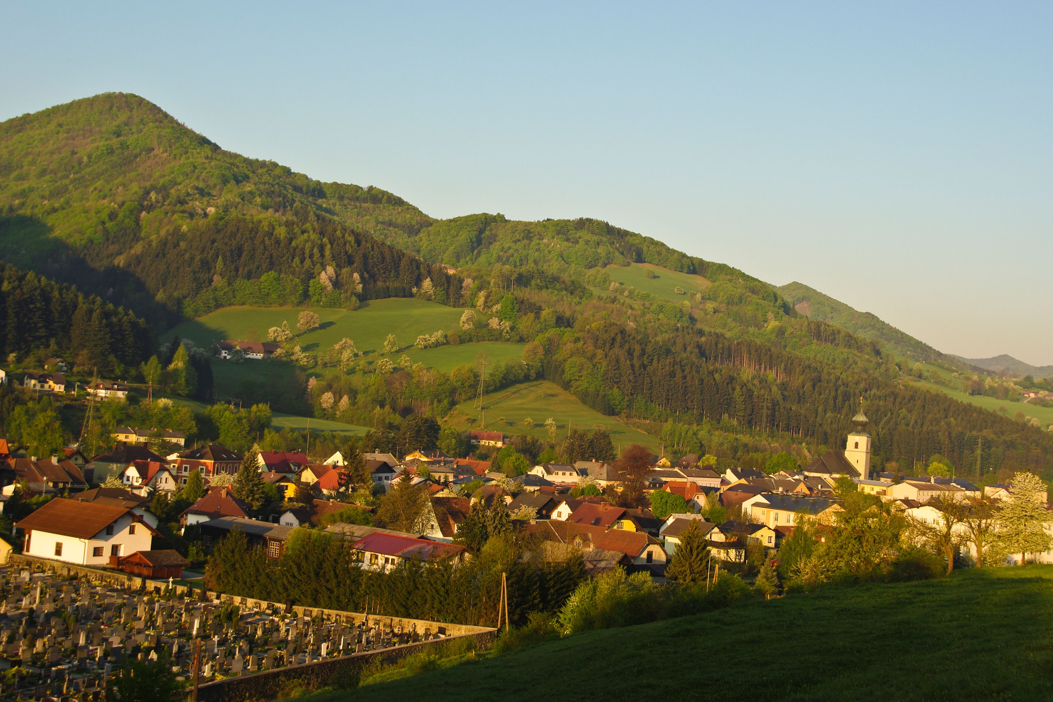 Panorama St. Veit an der Gölsen s kostelem a horami v pozadí.