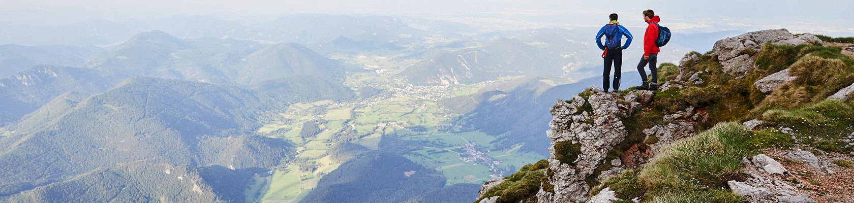 Jaro s vínem u vinných sklepů ve Falkensteinu, © Weinstraße Weinviertel, Lahofer