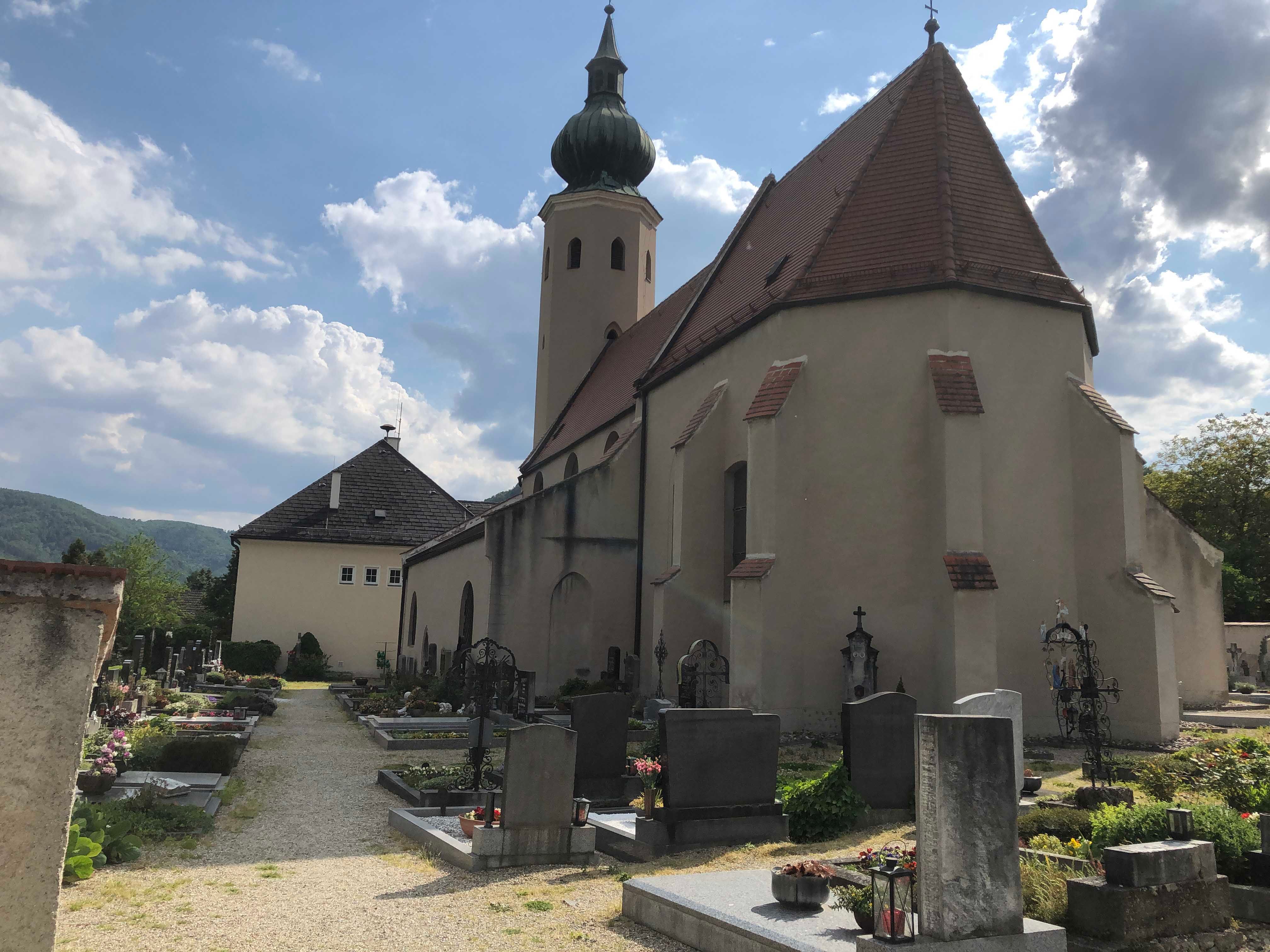 Kostel na náměstí Aggsbach Markt se hřbitovem v popředí.