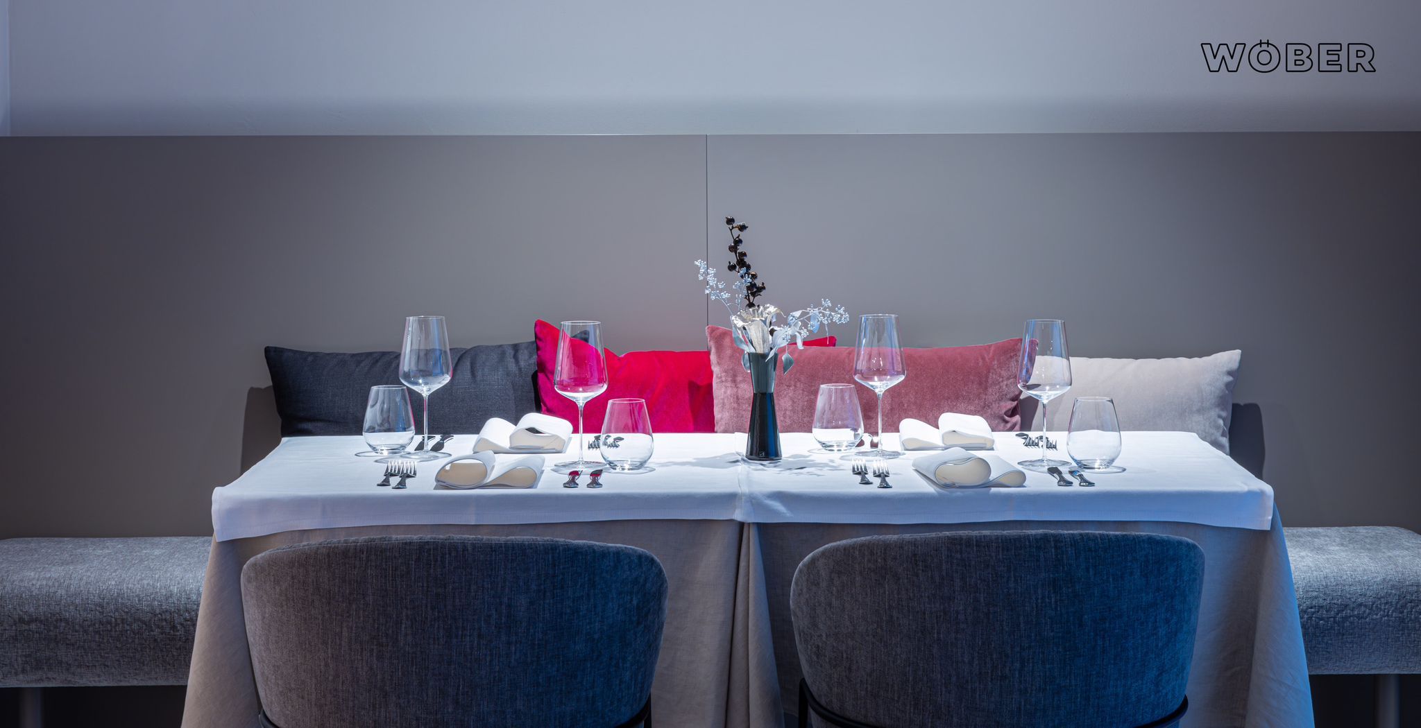 Stůl pro 4 osoby se sklenicemi, ubrousky a příbory 