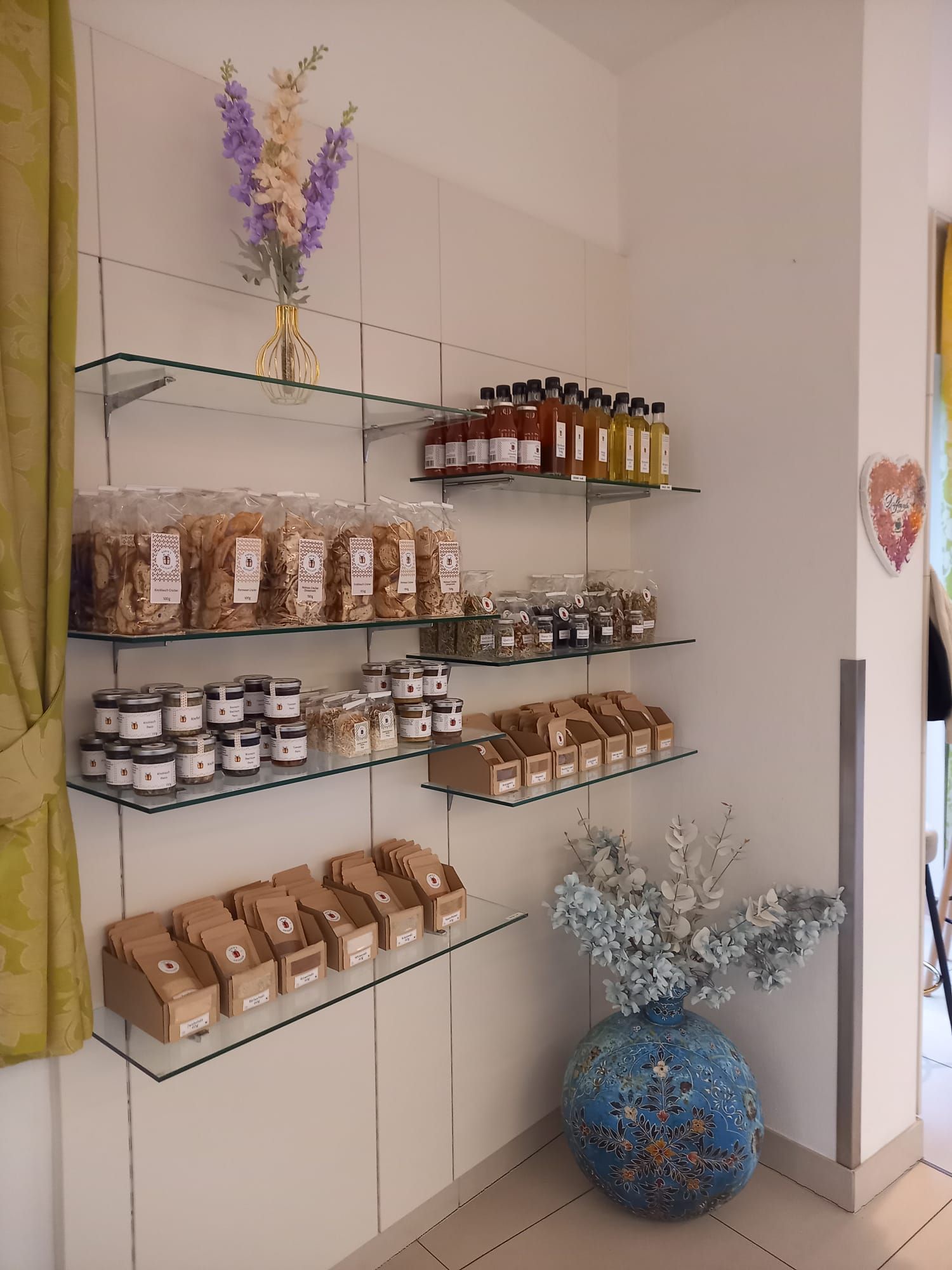 Regál s regionálními produkty v obchodě.