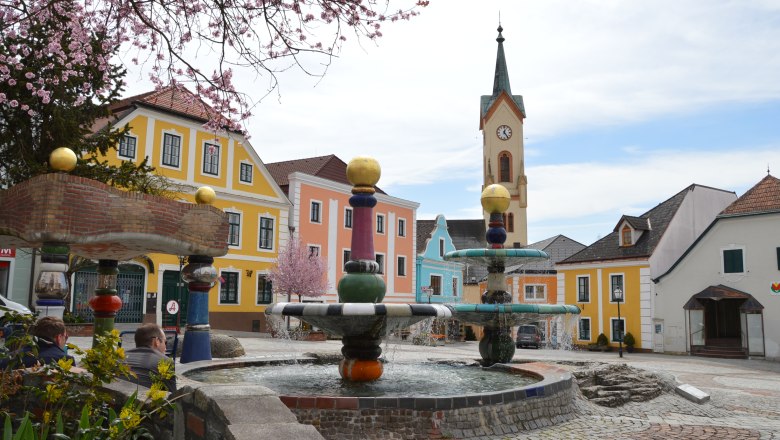 Hundertwasser fountain with parish church, &copy; Stadtgemeinde Zwettl
