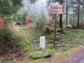 Historick&yacute; hraničn&iacute; k&aacute;men, &copy; Reingers