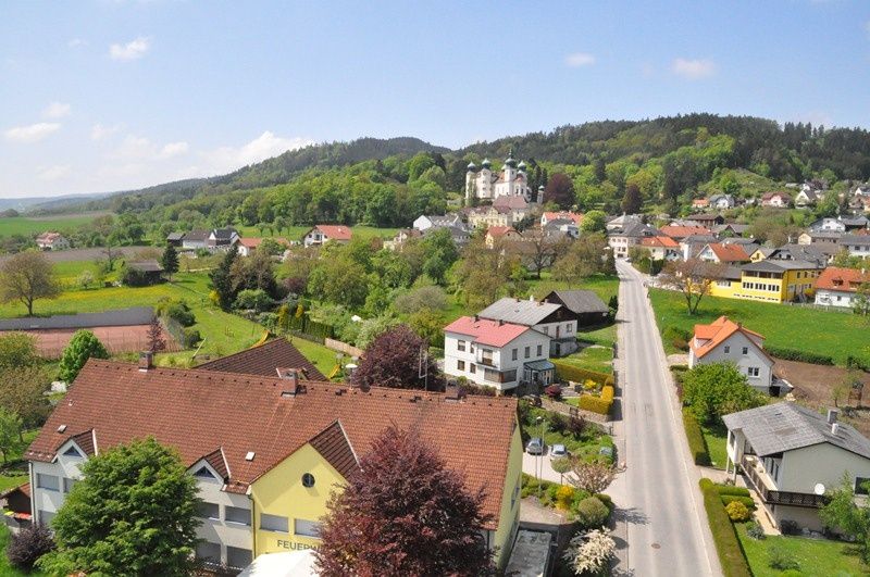 Letecký pohled na hrad Artstetten a obec Artstetten